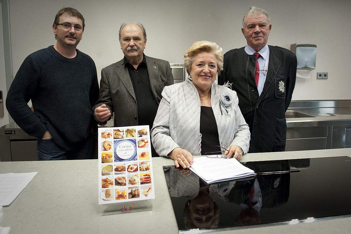 Puntako sukaldariak izan ditu lagun Alfarok liburuaren aurkezpenean: Andoni Luis Aduriz, Luis Irizar eta Juan Jose Lapitz. GARI GARAIALDE / ARGAZKI PRESS.