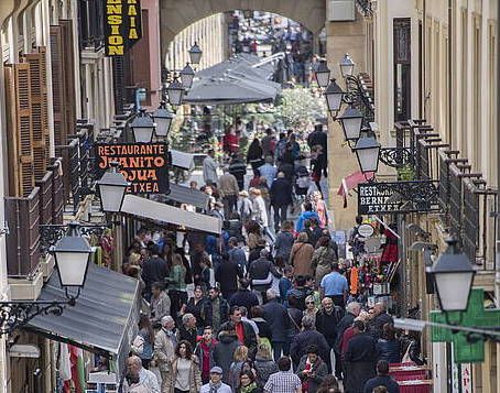 Turistak Donostiako alde zaharrean. JUAN CAROS RUIZ, ARGAZKI PRESS