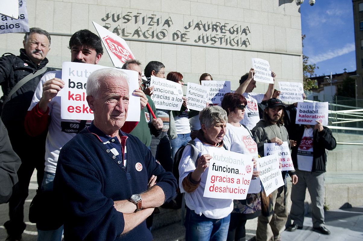 Iñaki Gonzalezek —lehen lerroan ezkerrean— Stop Kaleratzeak taldearen babesa jaso zuen, atzo, epaitegira sartu aurretik. ANDONI CANELLADA / ARGAZKI PRESS.