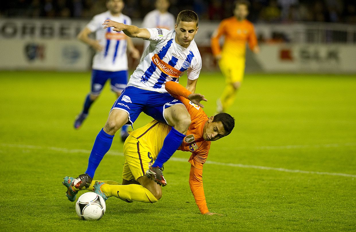 Asier Barahona Alaveseko erdilaria, Alexis Sanchez Bartzelonako aurrelariarekin lehian, atzo, Mendizorrotzan jokatutako partidan. RAUL BOGAJO / ARGAZKI PRESS.