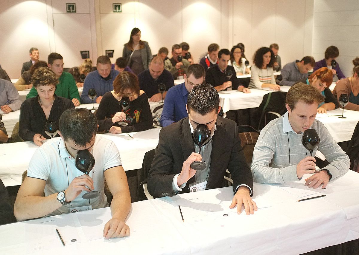 Sommelierrak, lehiaketako une batean ardoak dastatzen. JON HERNAEZ / ARGAZKI PRESS.