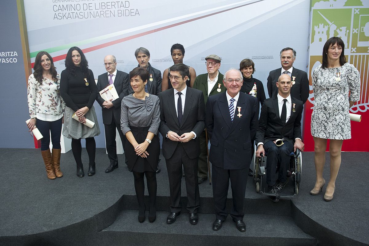 Patxi Lopez jarduneko lehendakaria, atzo, Eusko Jaurlaritzak saritutakoekin batera. JUANAN RUIZ / ARGAZKI PRESS.