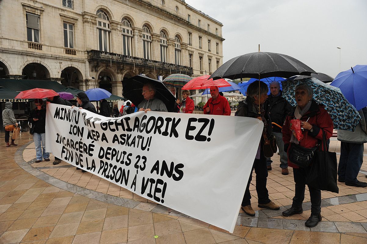 Ion Kepa Parot berehala aske utz dezatela exijitzeko elkarretaratzea, atzo, Baionan. GAIZKA IROZ / ARGAZKI PRESS.