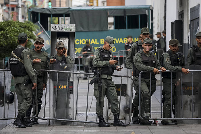 Polizia Fiskaltaren egoitza inguratzen, Caracasen. MIGUEL GUTIERREZ, EFE