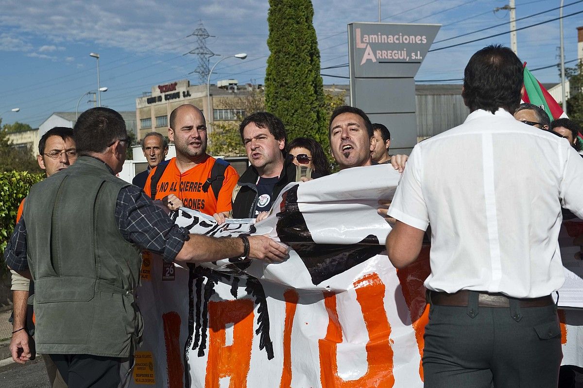 Laminaciones Arreguiko langileak zinpeko zaindariekin lehian, lantokira sartu ahal izateko. JUANAN RUIZ / ARGAZKI PRESS.