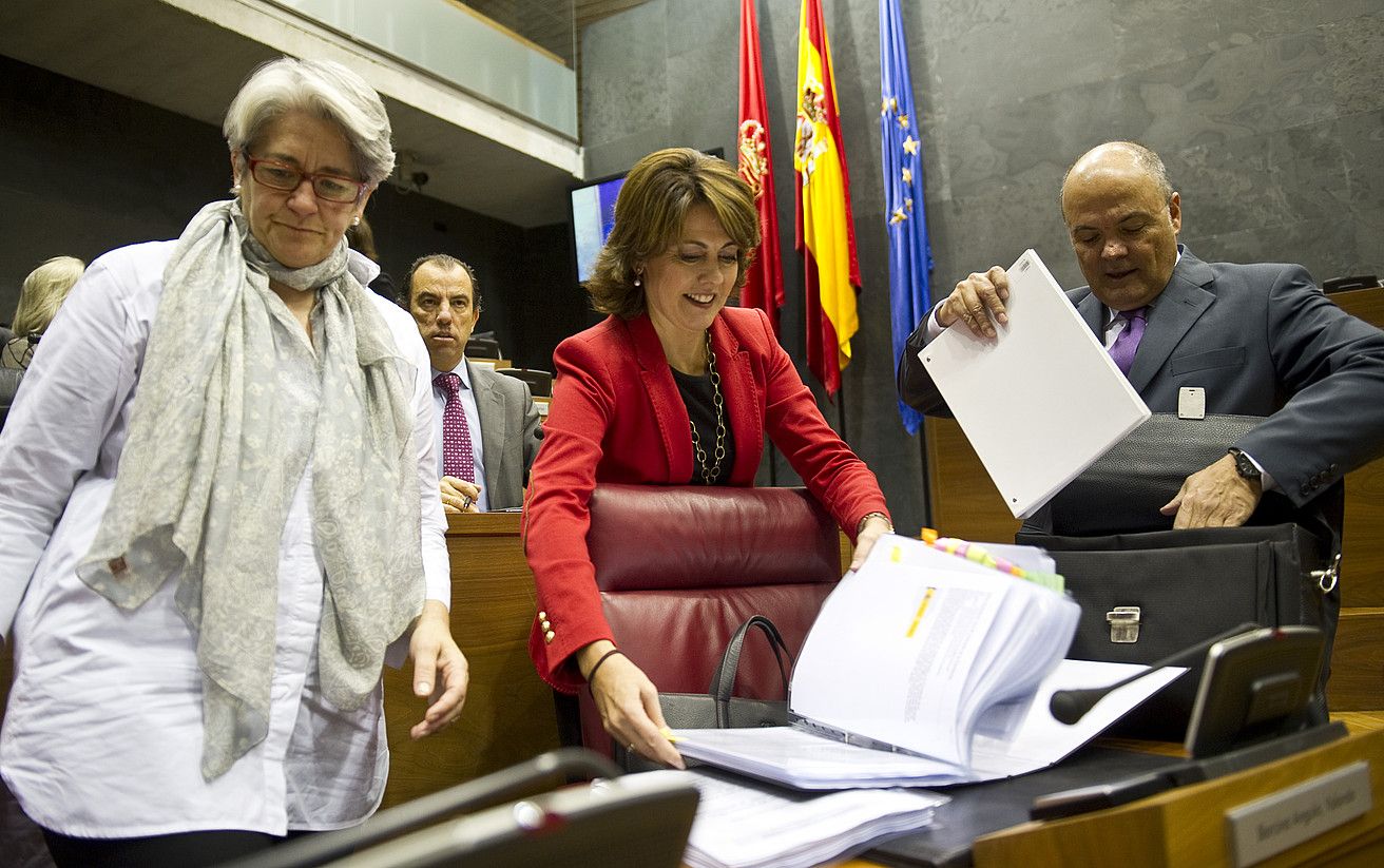 Lourdes Goikoetxea, parlamentuan, Barcinarekin. JAGOBA MANTEROLA/ ARP.