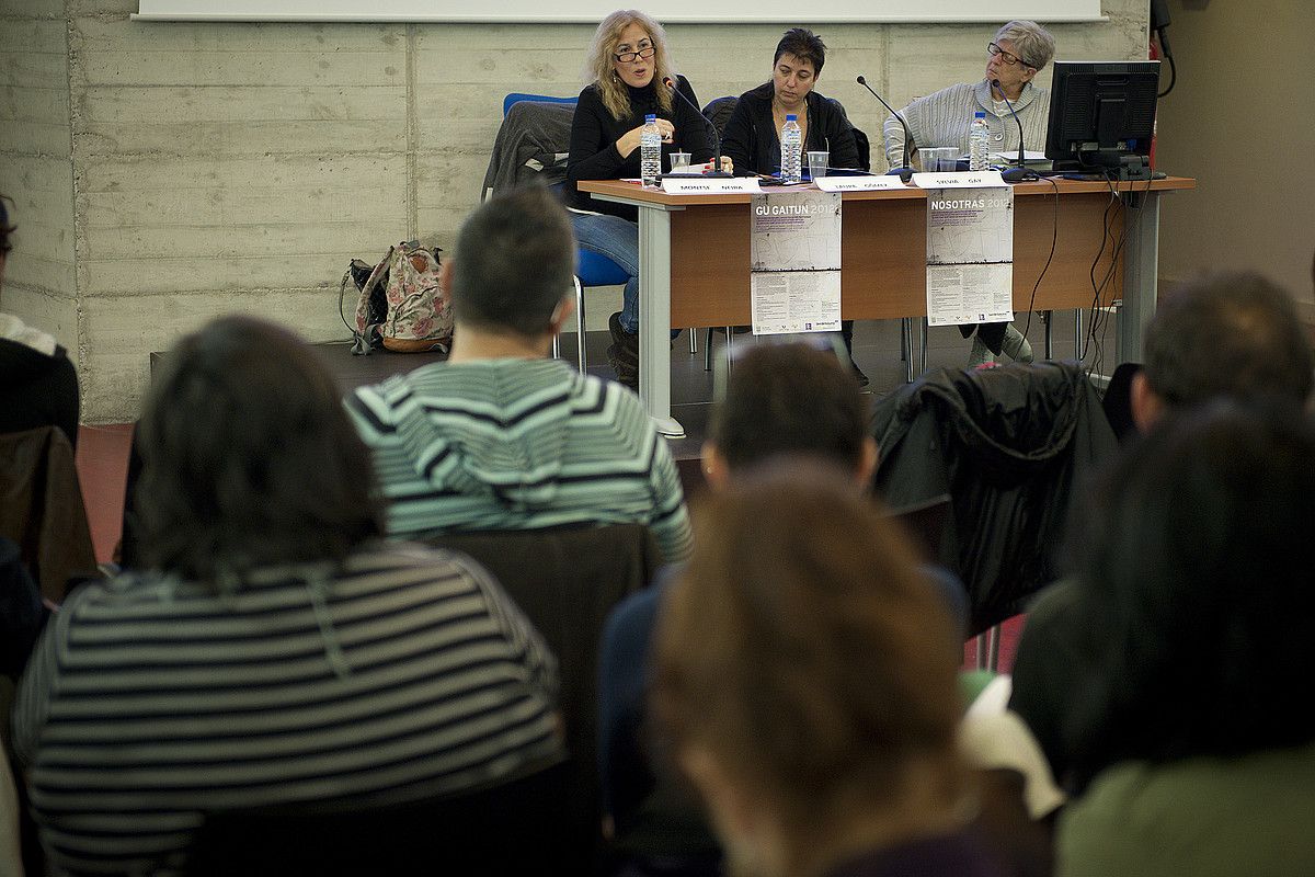 Aretoa betea zegoela eman zuten hitzaldia Montse Neirak eta Sylvia Gayk, atzo, Donostian. GARI GARAIALDE / ARP.