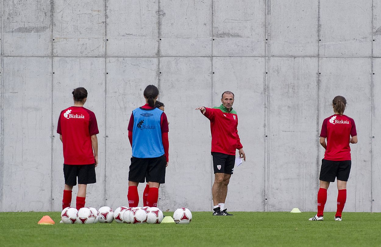 Juan Luis Fuentes Athleticeko entrenatzailea aginduak ematen, atzo, Lezaman eginiko entrenamendu saioan. MONIKA DEL VALLE / ARGAZKI PRESS.