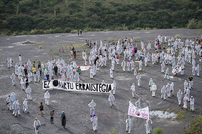 Hainbat lagun protestan Zubietan, erraustegia eraikitzen ari diren orubean. JUAN CARLOS RUIZ / ARGAZKI PRESS