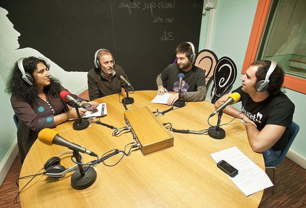 Arantxa Gutierrez, Mikel Estarrona, Iñaki Ziarsolo eta Iñaki Landa herenegun Tas-Tas irratian. JON HERNAEZ/ARGAZKI PRESS.