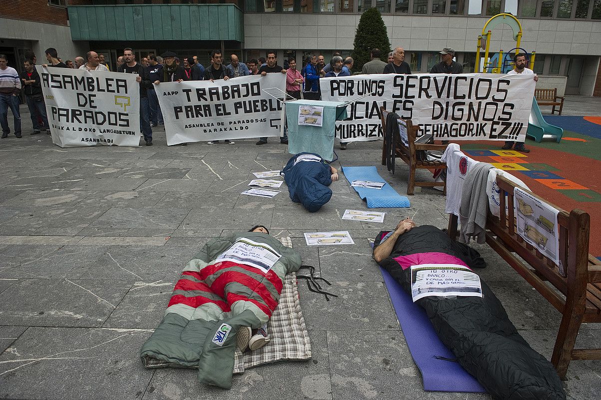 Pobreziaren aurka protesta egin zuten iaz, besteak beste, Barakaldon. LUIS JAUREGIALTZO / ARGAZKI PRESS.