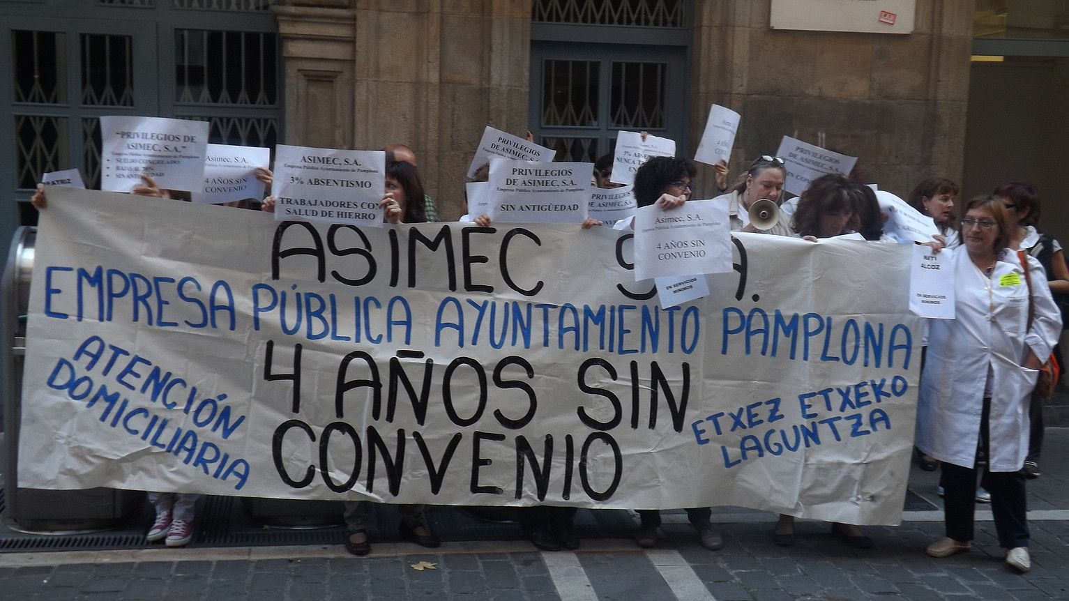 Iruñeko Udaleko etxez etxeko langileak, protestan. BERRIA.