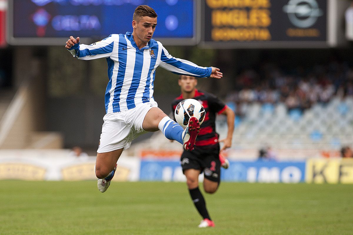 Antoine Griezmann, baloia jaso nahian, Anoetan Celtaren aurka jokatutako partidan. GARI GARAIALDE / ARGAZKI PRESS.