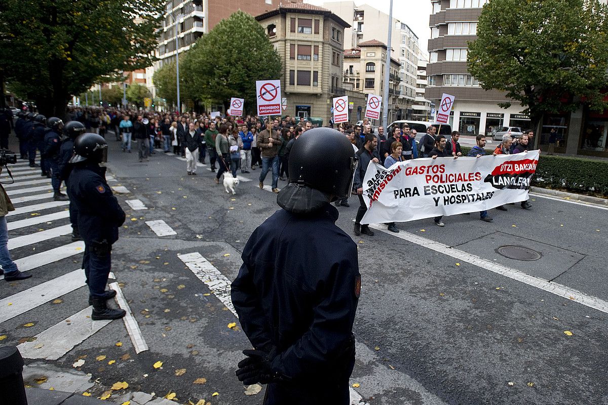 Iruñeko atzoko manifestazioan polizia asko zegoen. IÑIGO URIZ / ARGAZKI PRESS.