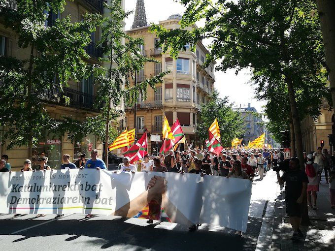 Manifestazio burua, Donostiako San Martin kalean. HODEI IRURETAGOIENA