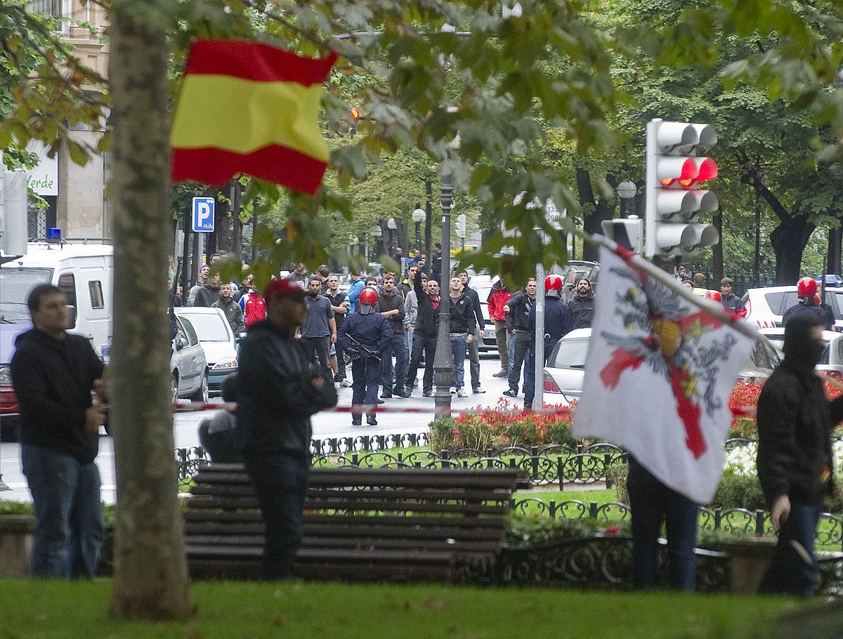 Herritarrak protestan, ultraeskuindarren elkarretaratzea dela eta, Bilbon, joan den ostiralean. MONIKA DEL VALLE / ARP.