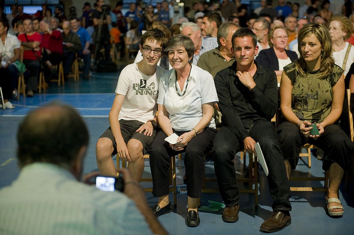 Laura Mintegi, gaztetxo batekin erretratua ateratzen, alboan Dani Maeztu eta Bea Ilardia dituela, atzo, Durangoko ekitaldian. MONIKA DEL VALLE / ARGAZKI PRESS.