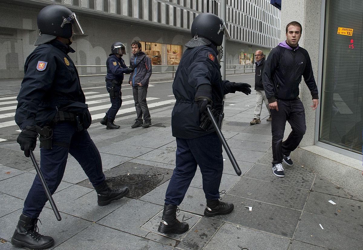 Poliziaren oldarraldia, Iruñean, El Corte Ingles saltokiaren parean, irailaren 26an. JAGOBA MANTEROLA / ARGAZKI PRESS.