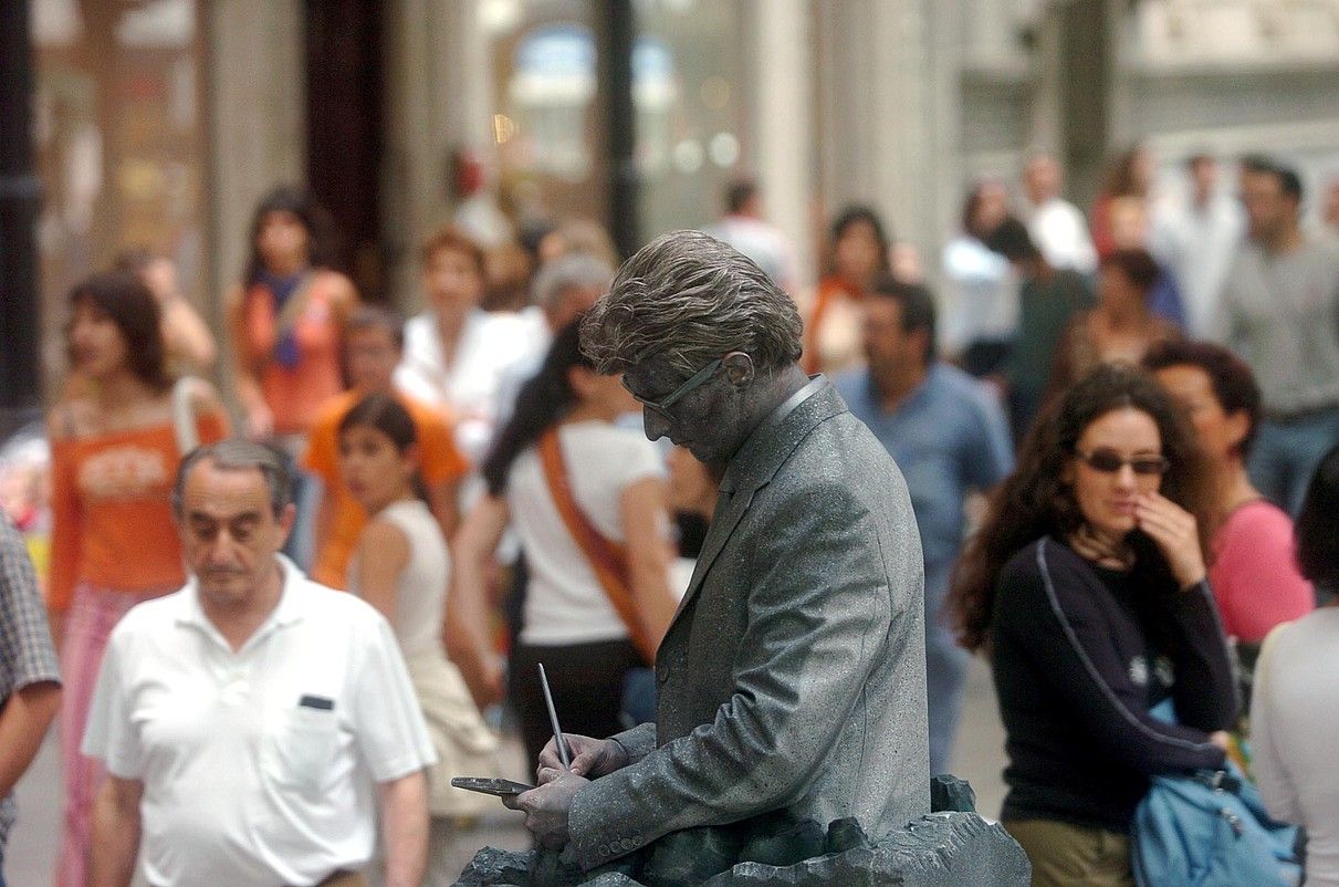 Gabriel Aresti irudikatzen duen estatua biziduna Bilbon. LUIS JAUREGIALTZO / ARGAZKI PRESS.