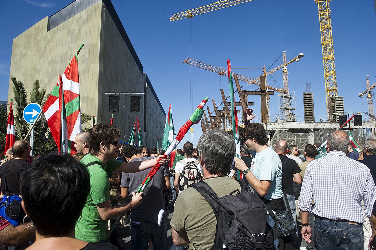 ELAko ordezkariak lan erreformaren kontrako manifestazioan, atzo, Bilboko kaleetan. LUIS JAUREGIALTZO / ARGAZKI PRESS.