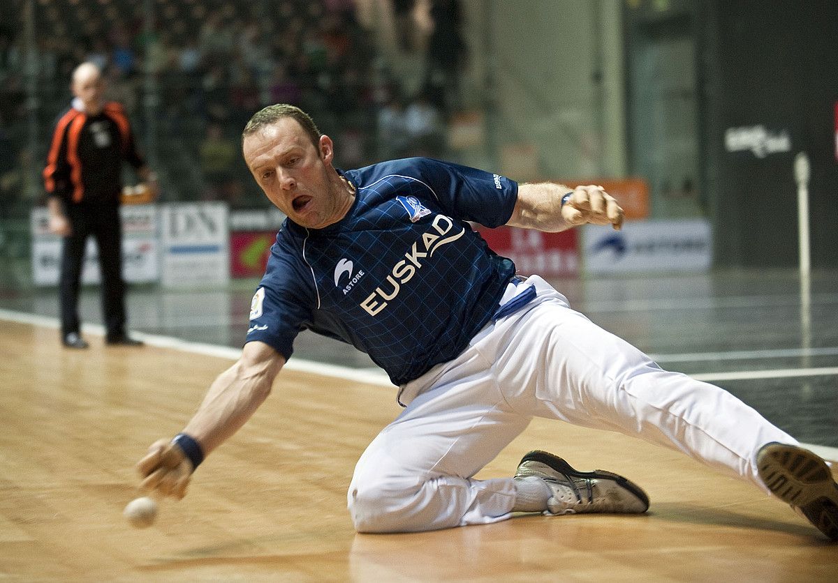 Sebastian Gonzalez pilota eraman nahian, artxiboko irudi batean. JON HERNAEZ / ARGAZKI PRES.