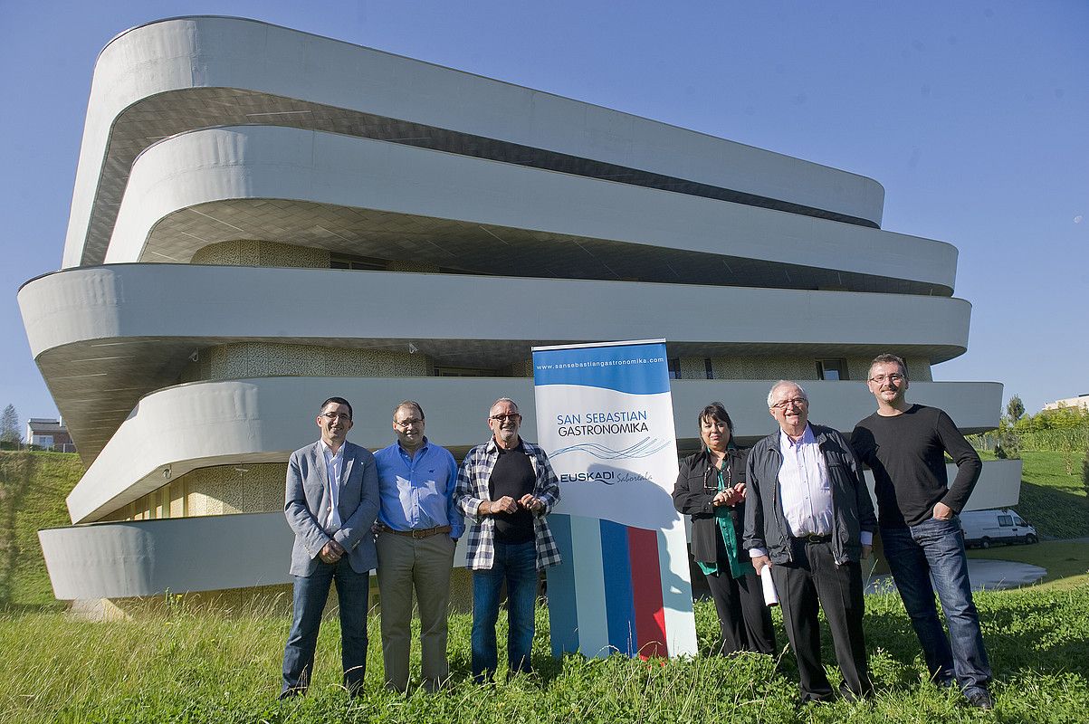 San Sebastian Gastronomikaren aurkezpena; sukaldariak eta antolatzaileak ageri dira, Basque Culinary Center atzean dutela. ANDONI CANELLADA / ARGAZKI PRESS.