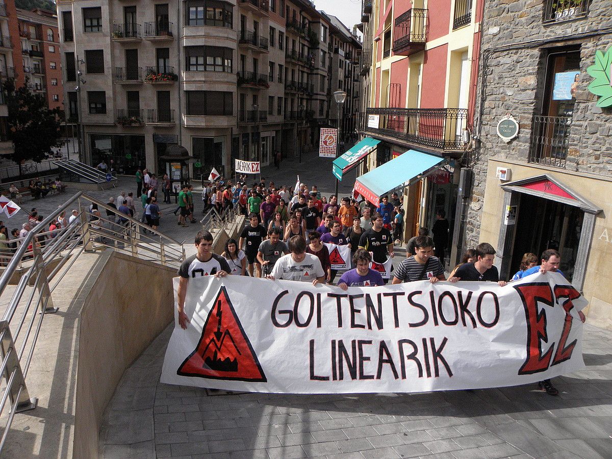 Dozenaka lagun batu ziren protestara. AIMAR MAIZ / HITZA.