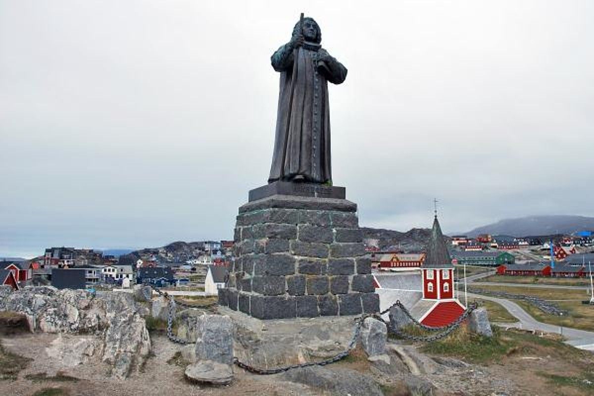 Hans Egede (1686-1758) misiolariaren irudia, Groenlandiako Nuuk herrian. Lan asko egin zuen itzultzaile gisa. BERRIA / BERRIA.