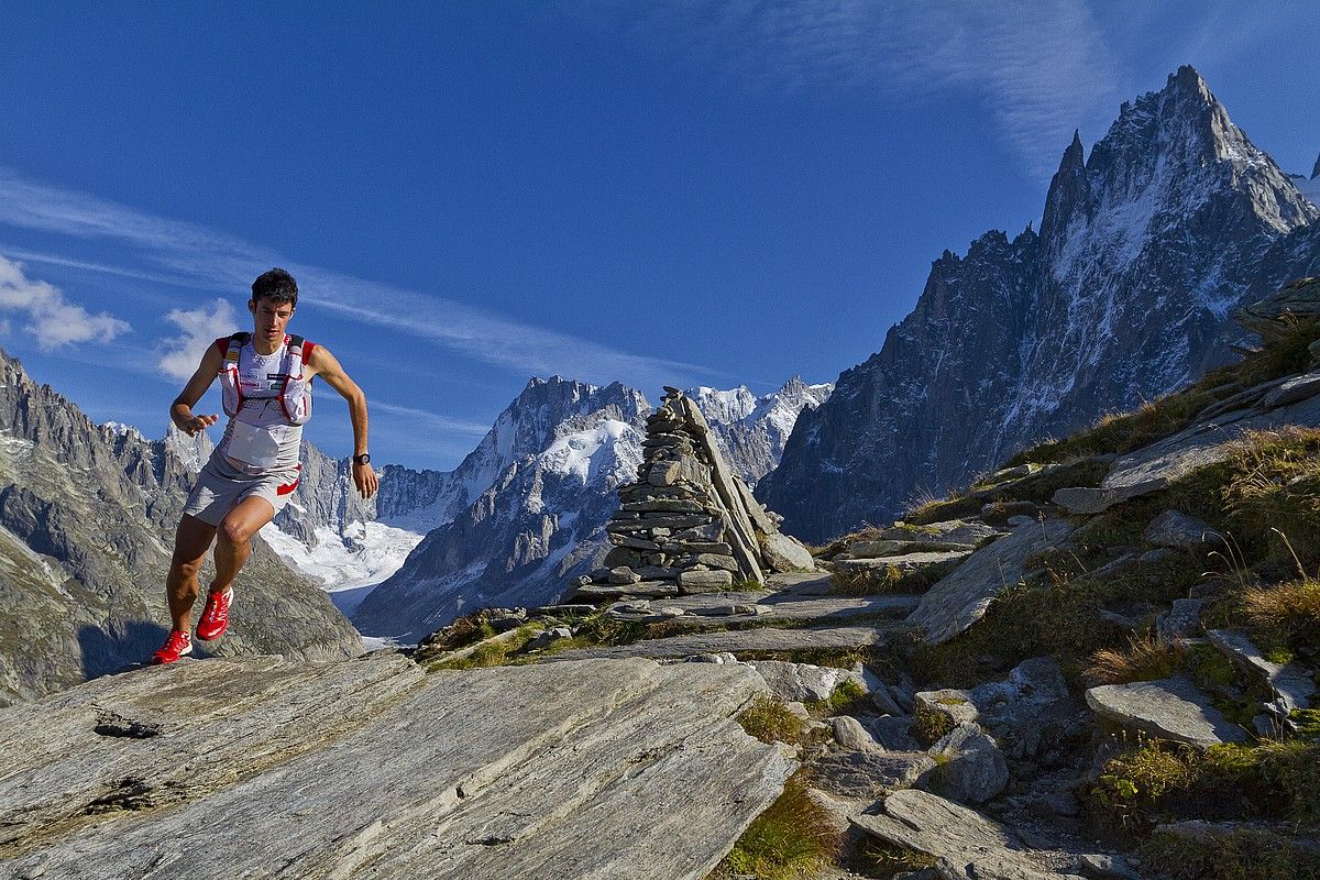 Kilian Jornet lasterkaria, aurreko proba batean korrika. TRISTAN SHU.