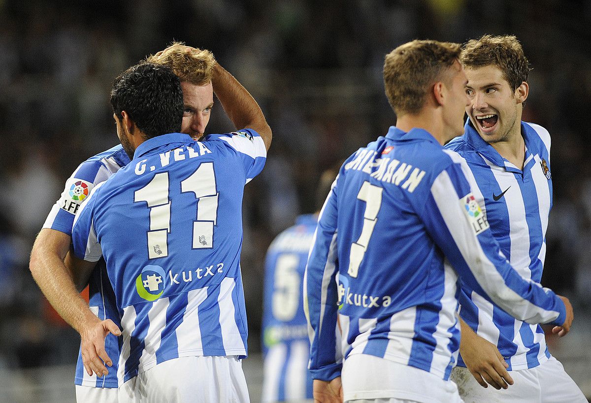 David Zurutuza, Carlos Vela, Antoine Griezmann eta Iñigo Martinez, Realak Athletici sartutako bigarren gola ospatzen, joan zen larunbatean. JON URBE / ARP.