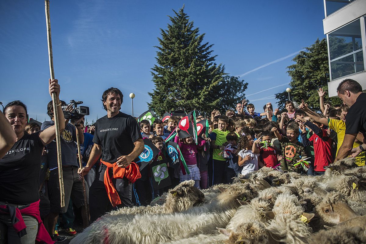 Ardiz inguratuta iritsi zen Alex Txikon atzo San Fermin ikastolara. LANDER F. ARROIABE / ARGAZKI PRESS.