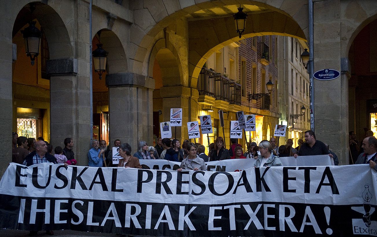 Manifestazioa egin zuten atzo iluntzean Donostiako kaleetan. JAGOBA MANTEROLA / ARGAZKI PRESS.