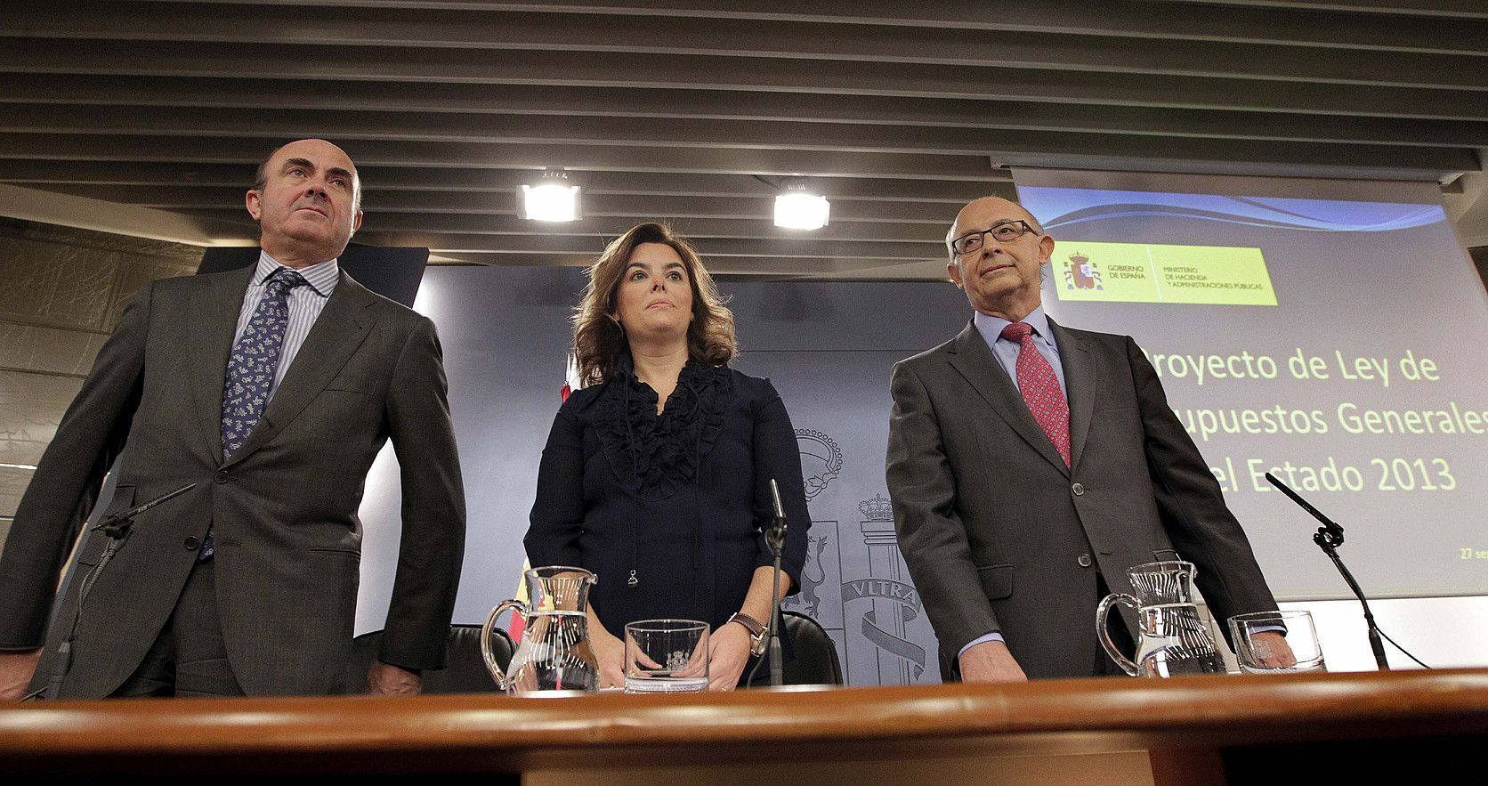 Luis de Guindos, Soraya Saenz de Santamaria eta Cristobal Montoro ministroak, atzo, Madrilen. SERGIO BARRENECHEA / EFE.