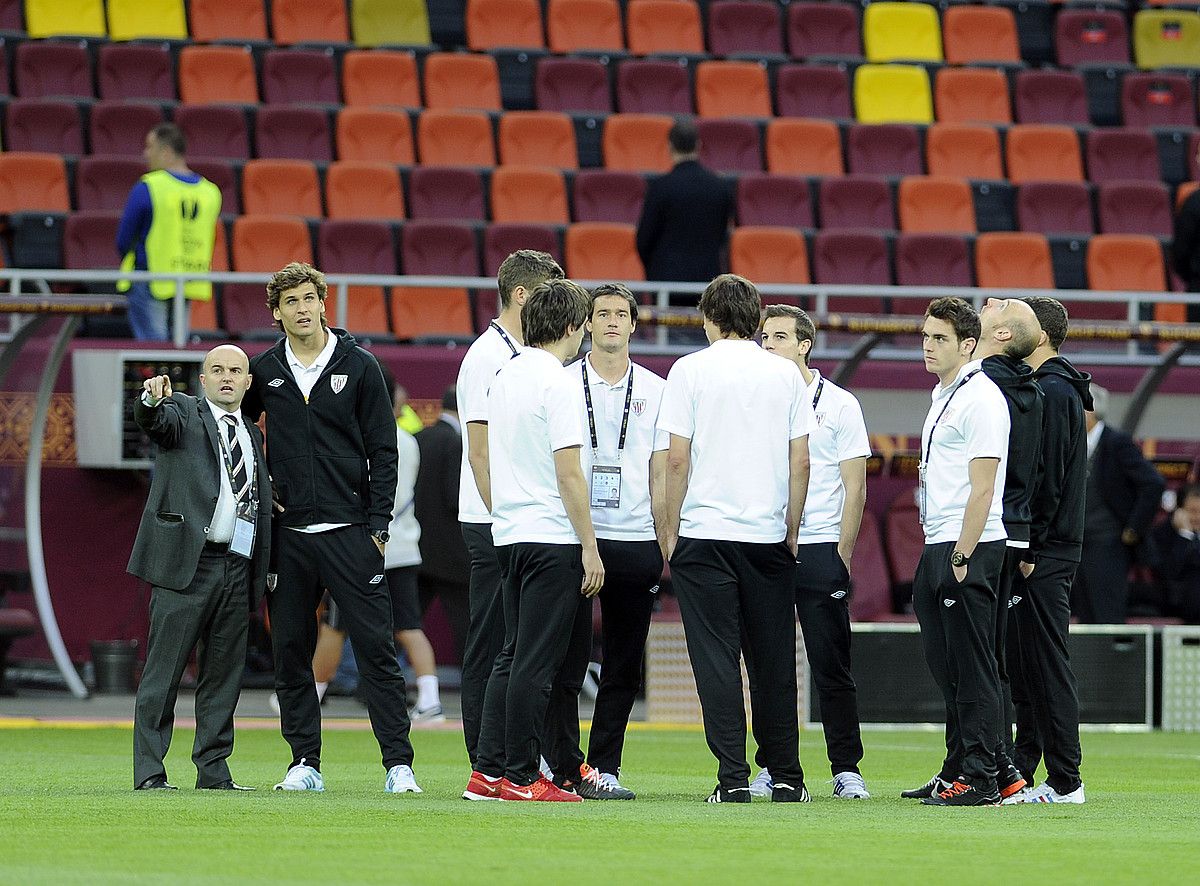 Patxi Xabier Fernandez Jabotxa, Fernando Llorenterekin hizketan, joan den denboraldian, Europako Ligako finalaren egunean, Bukaresteko National Arena futbol zelaian. MONIKA DEL VALLE / ARGAZKI PRESS.