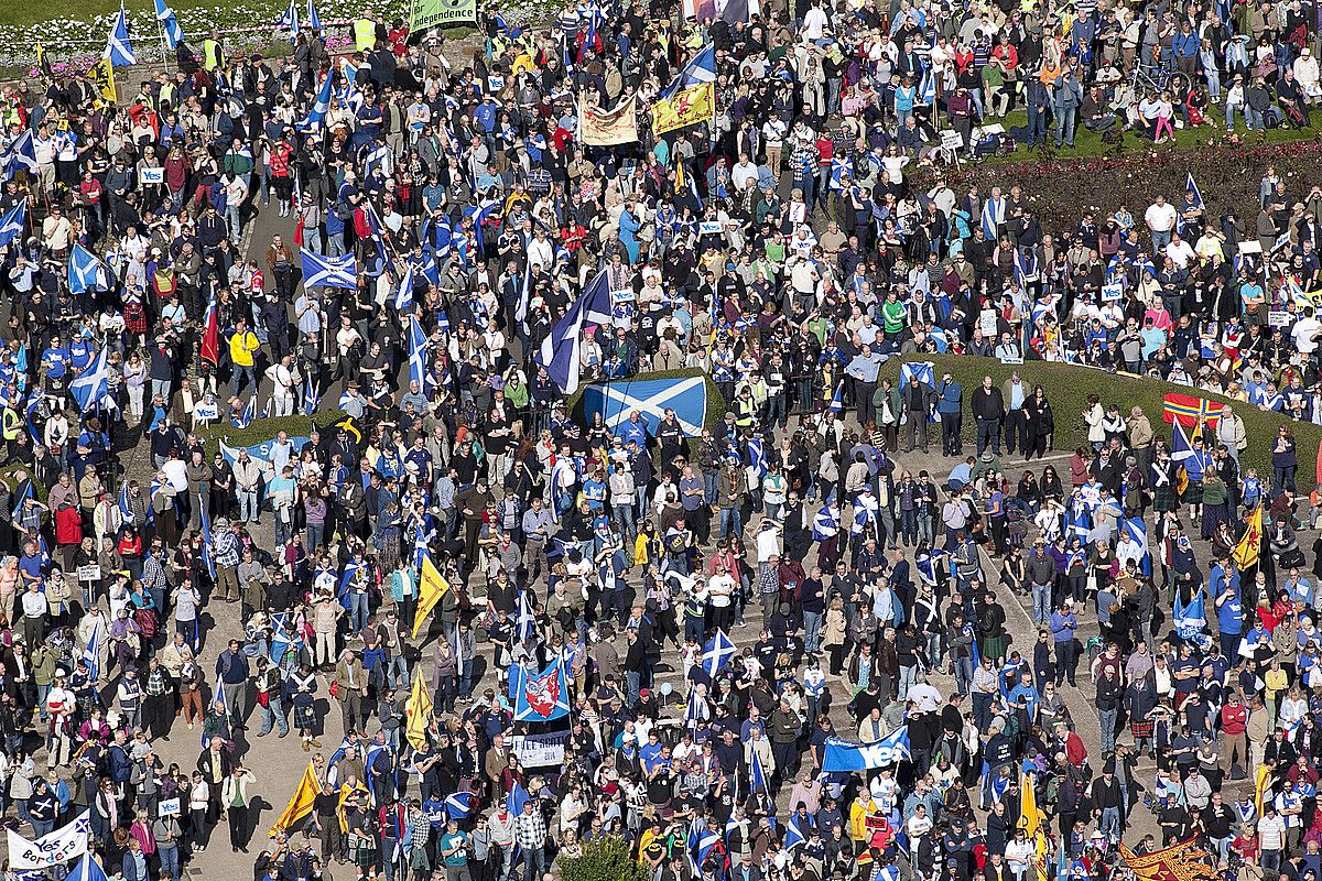 Manifestariak Edinburgo erdiguneko Princess Street lorategietan, Independentzia Eskoziarentzat lelopean egindako martxan, atzo. ALISTAIR LINFORD.