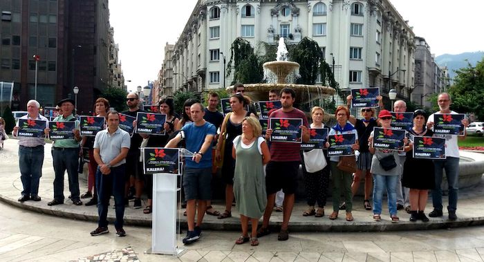 Manifestaziorako deia eginez Bilbon egin duten agerraldia. BERRIA