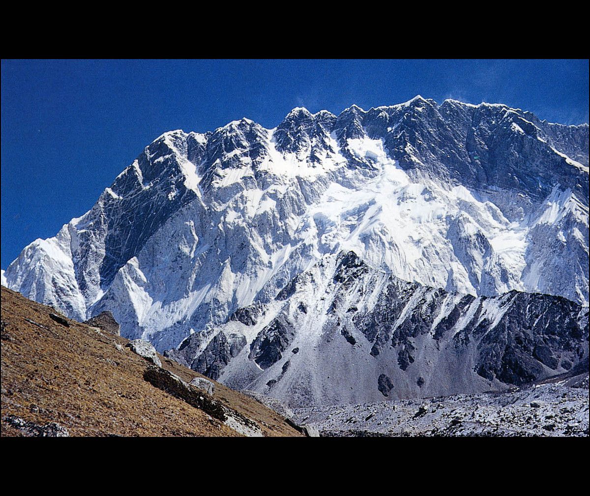 Nuptse mendiaren hego hegalak 2.500 metroko pareta ikusgarria du. CHRIS BONINGTON.