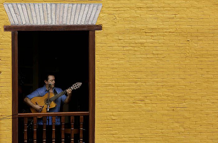 Raul Rodriguez gitarjoleak atzo La Mañueta kaleko balkoi batean emandako kontzertua. VILLAR LóPEZ, EFE