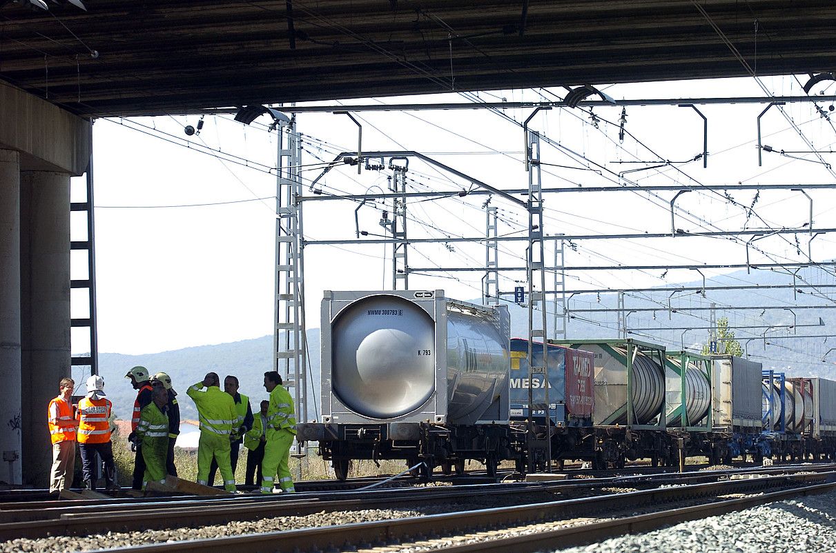 Azido sulfurikoa garraiatzen zuen tren batek ezbeharra izan zuen Jundizen, 2004an. JUANAN RUIZ / ARGAZKI PRESS.