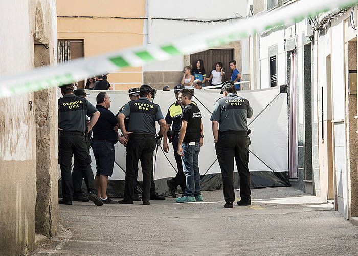 Guardia Zibila Arroyo de la Luz herrian, billabonatar emakumea hil duten tokian. ESTEBAN MARTINENA GUERRERO, EFE