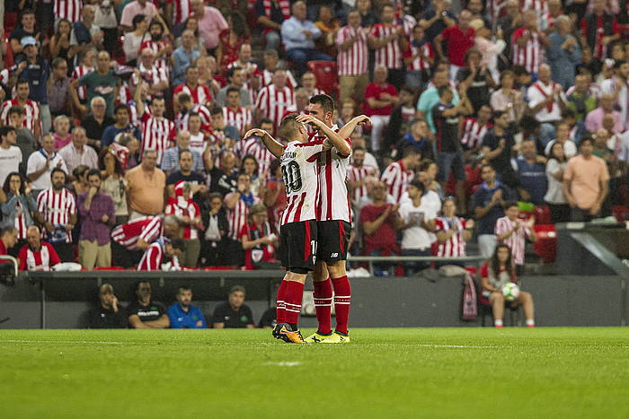 Iker Muniain eta Aritz Aduriz, elkar besarkatzen. ARITZ LOIOLA / ARGAZKI PRESS