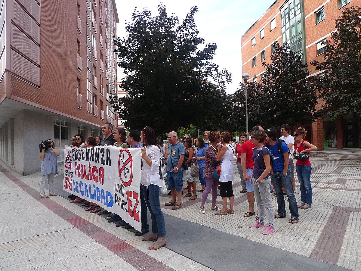 Sindikatuek, gurasoek eta ikasleek elkarretaratzea egin zuten atzo, kalitatezko irakaskuntzaren alde. BERRIA.