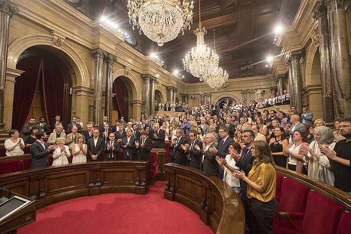 Minutu bateko isilunea egin dute Kataluniako Legebiltzarrean. MARTA PEREZ / EFE