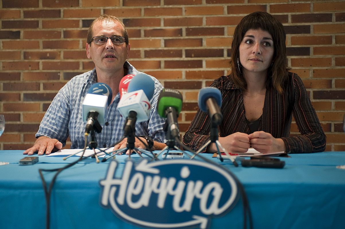 Herrira mugimenduko Fran Balda eta Amaia Esnal, atzo, Donostian eginiko agerraldian. JUAN CARLOS RUIZ / ARGAZKI PRESS.