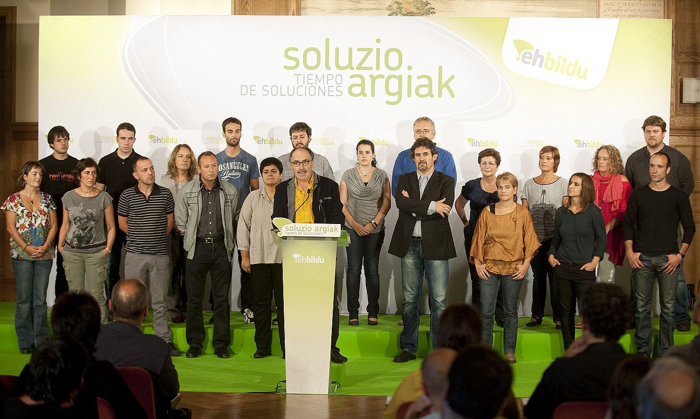 EH Bilduren zerrendako kide gehienak, atzo, Donostiako Miramar jauregian. JUAN CARLOS RUIZ / ARGAZKI PRESS.