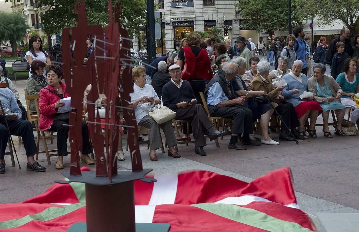 Donostiako Bulebarrean eginiko omenaldia, atzo. ANDONI CANELLADA / ARP.