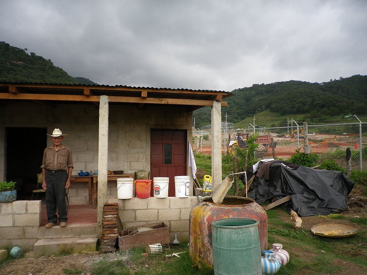 Clodoveo Rodriguez, San Rafael las Floresko herritarra, etxean. Atzean, meatzea ageri da. ROGER SUSO.