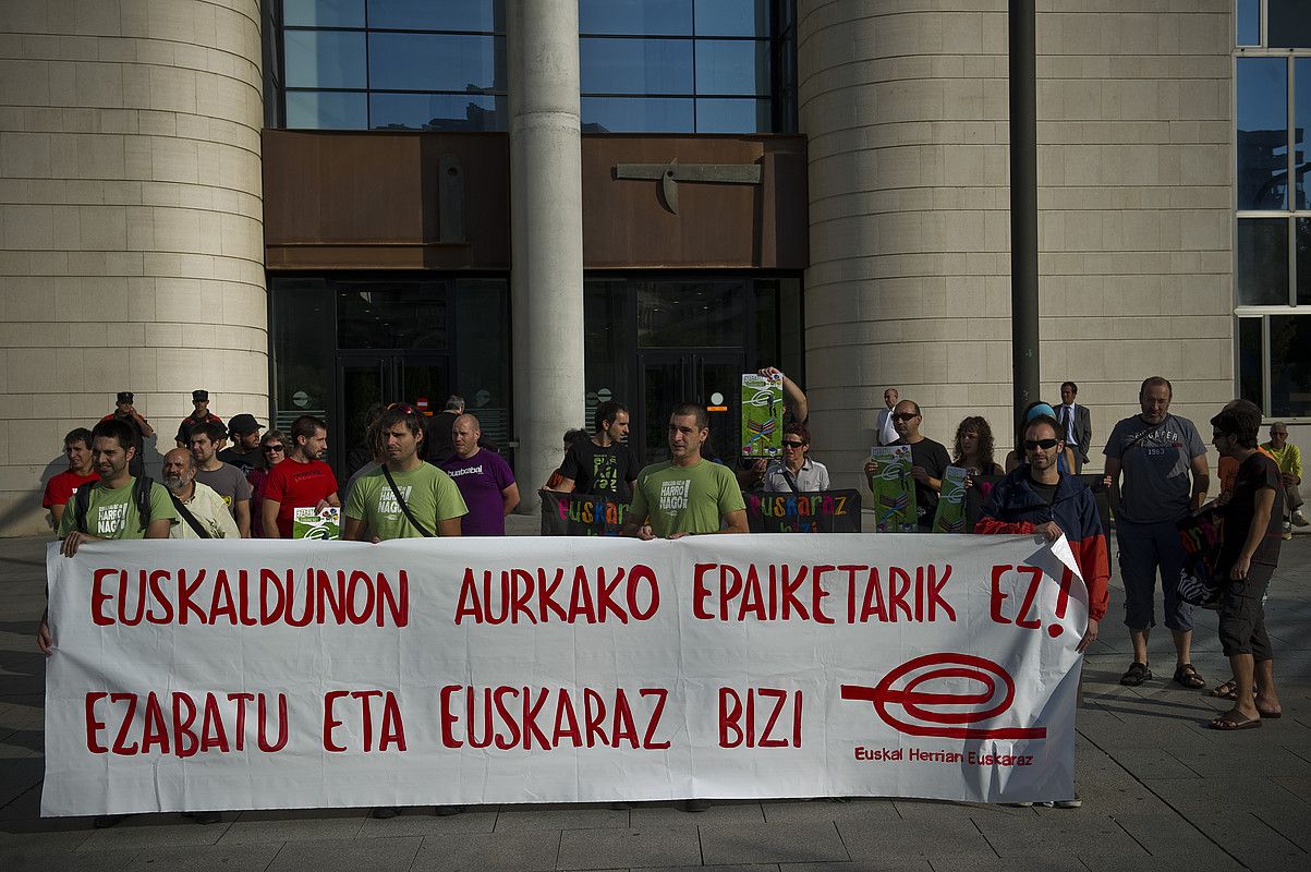 Seinaleak ezabatzeagatik epaitutako bi gazteei babesa adierazteko elkarretaratzea egin zuten atzo, auzitegiko atarian. LANDER F. ARROIABE / ARGAZKI PRESS.