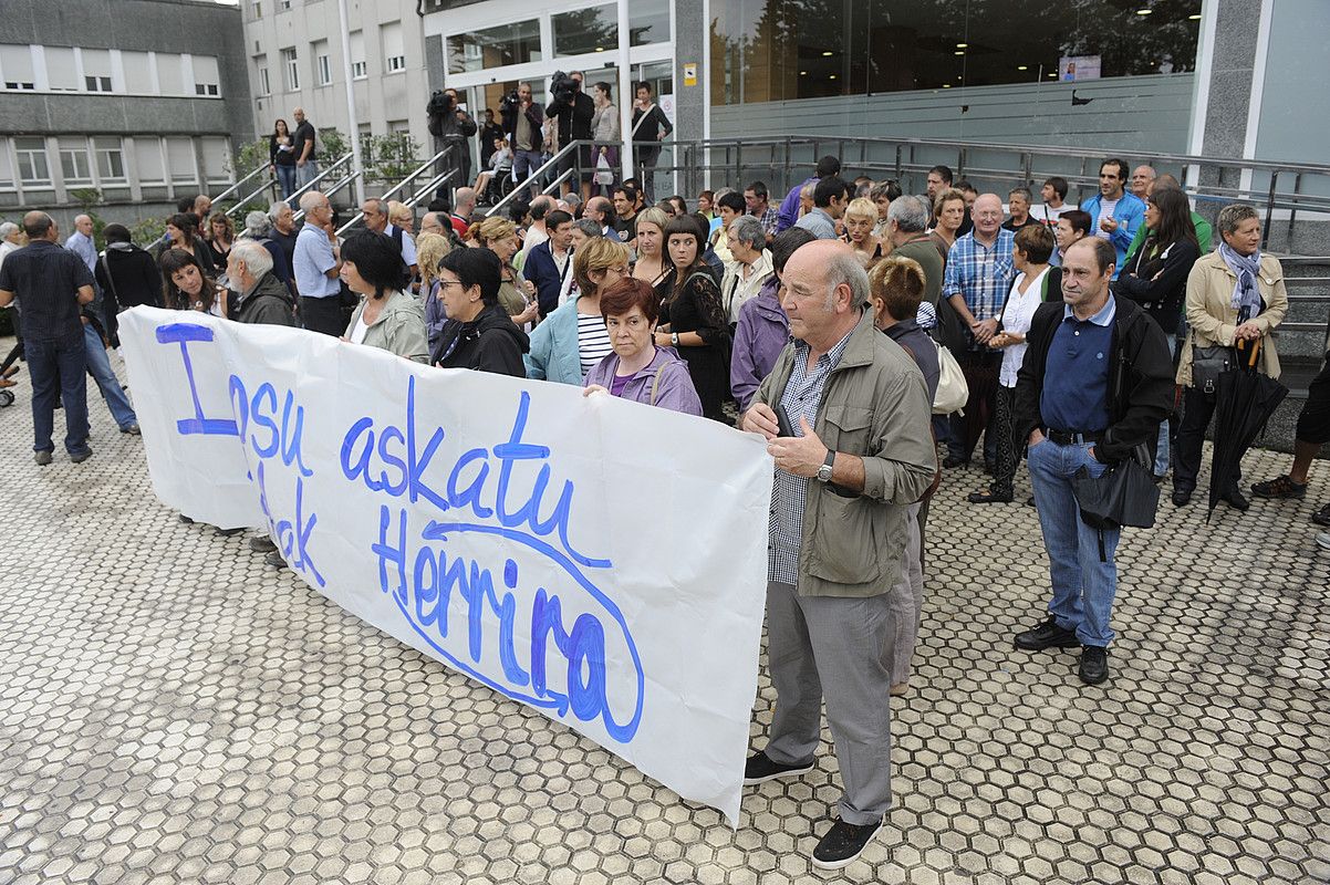 Atzo arratsean Donostia Ospitalean egin zuten elkarretaratzea. JON URBE / ARGAZKI PRESS.