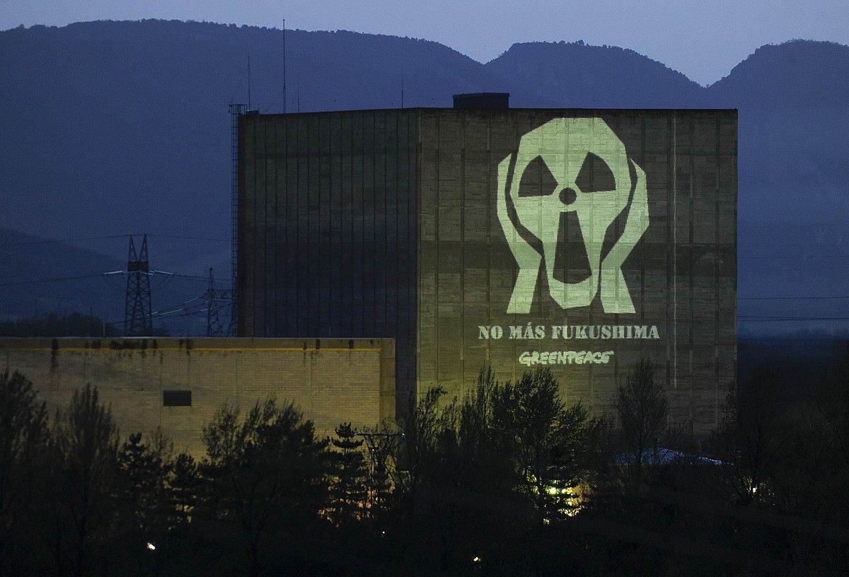 Greenpeacek Garoñako zentralaren hormetako batean islatu zuen irudi hau, Fukushimako hondamendia gogora ekarriz. PEDRO ARMESTRE.